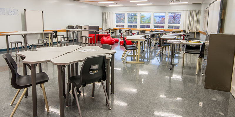 Modern classroom with texhnically advanced teaching technologies and furniture for flexible learning.